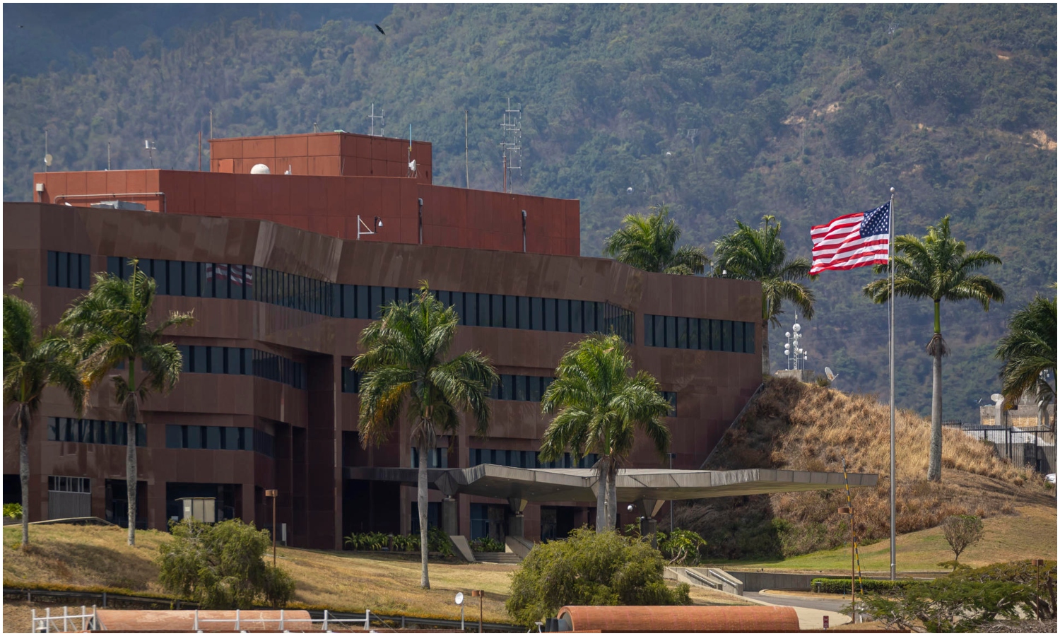 Familiares de presos políticos realizan vigilia frente a la Embajada de Estados Unidos en Caracas: solicitan reunión con John Barrett