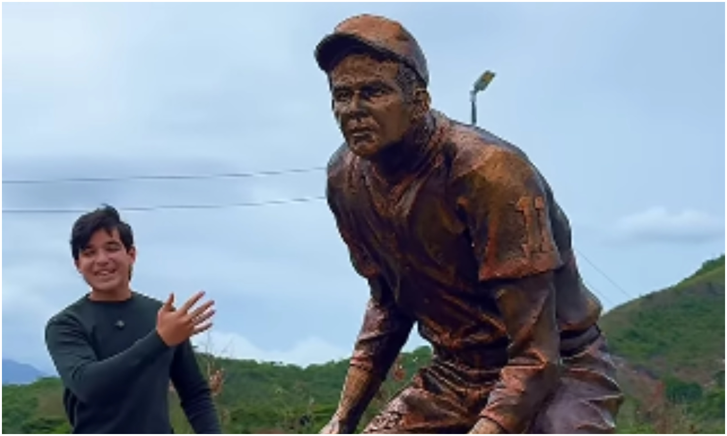 Joven escultor Josué Benjamín Figueroa inmortaliza el legado de Luis Aparicio con una obra monumental para Maracaibo