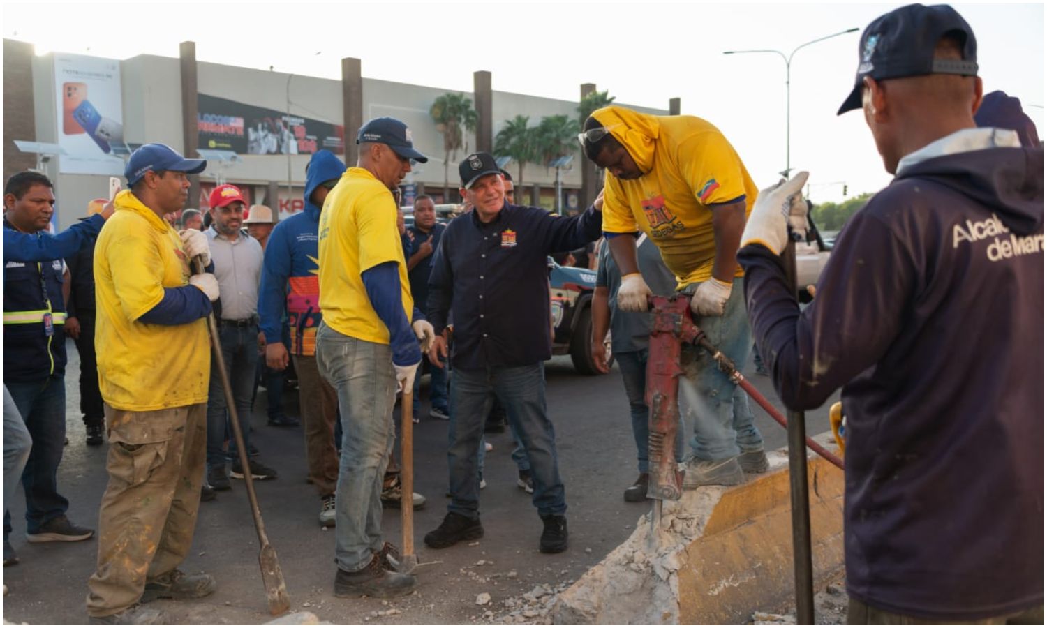 Alcaldía de Maracaibo promete tener listo antes del 11 de junio el paso peatonal entre Cima y Gran Bazar
