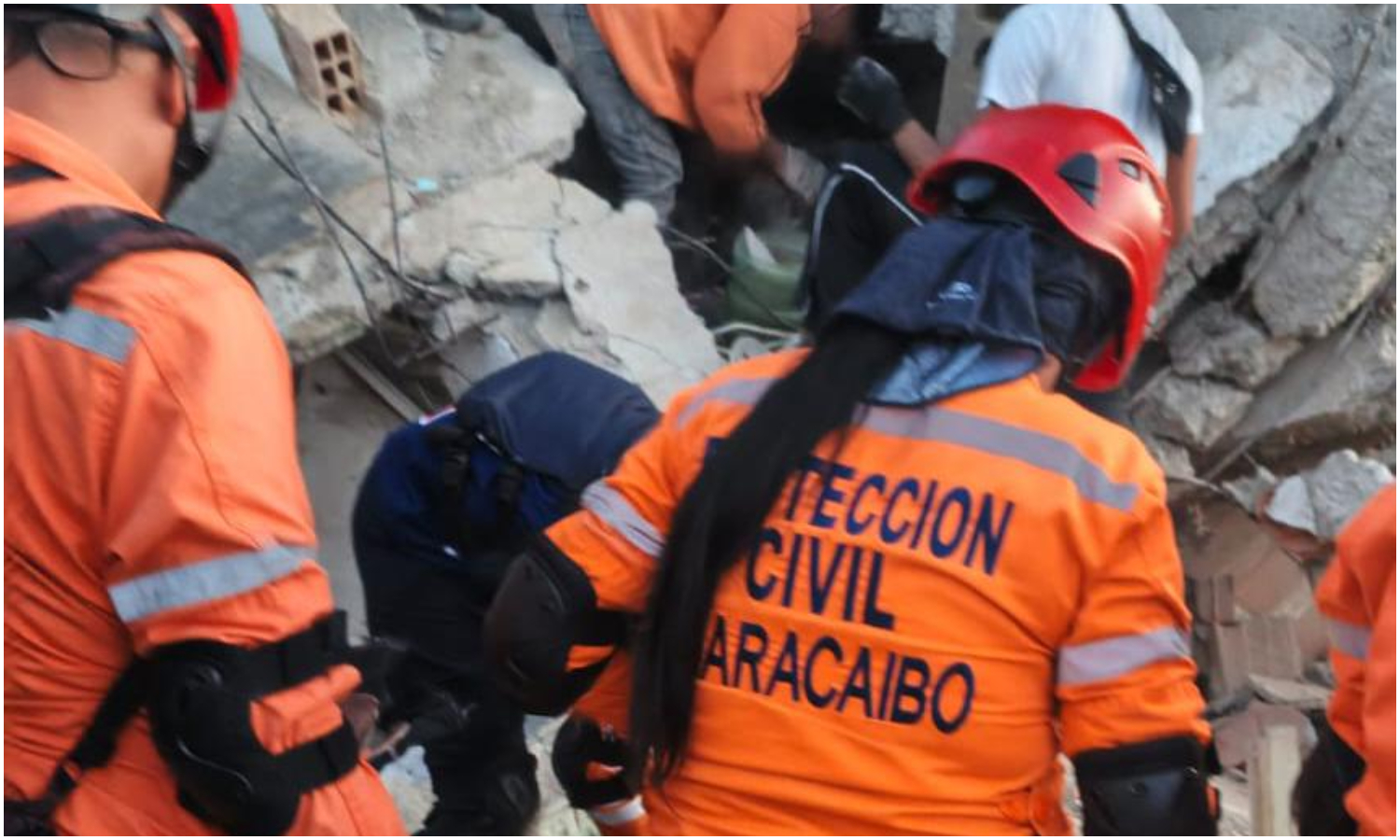 Equipo de Protección Civil de Maracaibo ayuda en labores de rescate en La Guaira