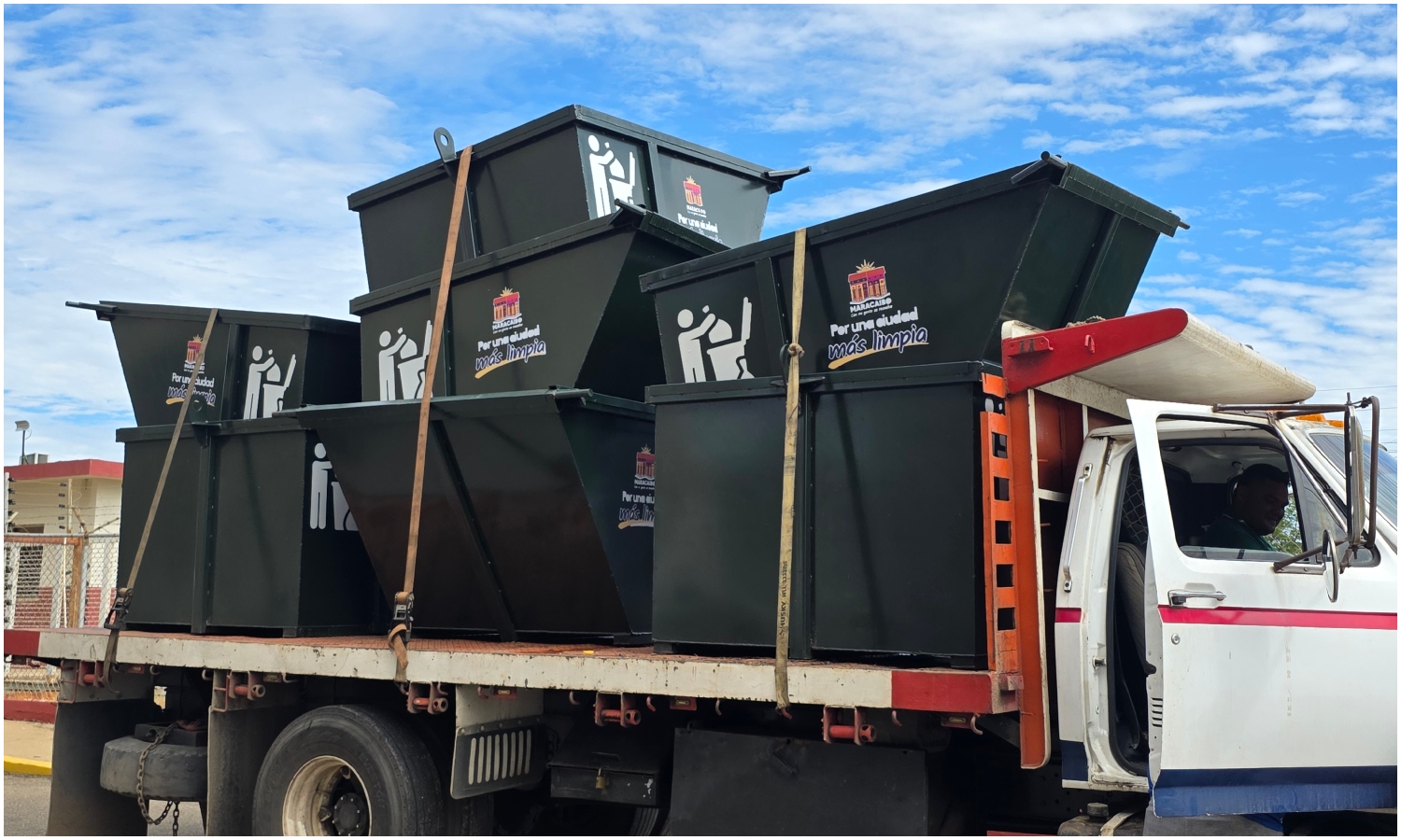 Alcaldía de Maracaibo despliega otros 20 contenedores de basura para fortalecer la recolección de desechos
