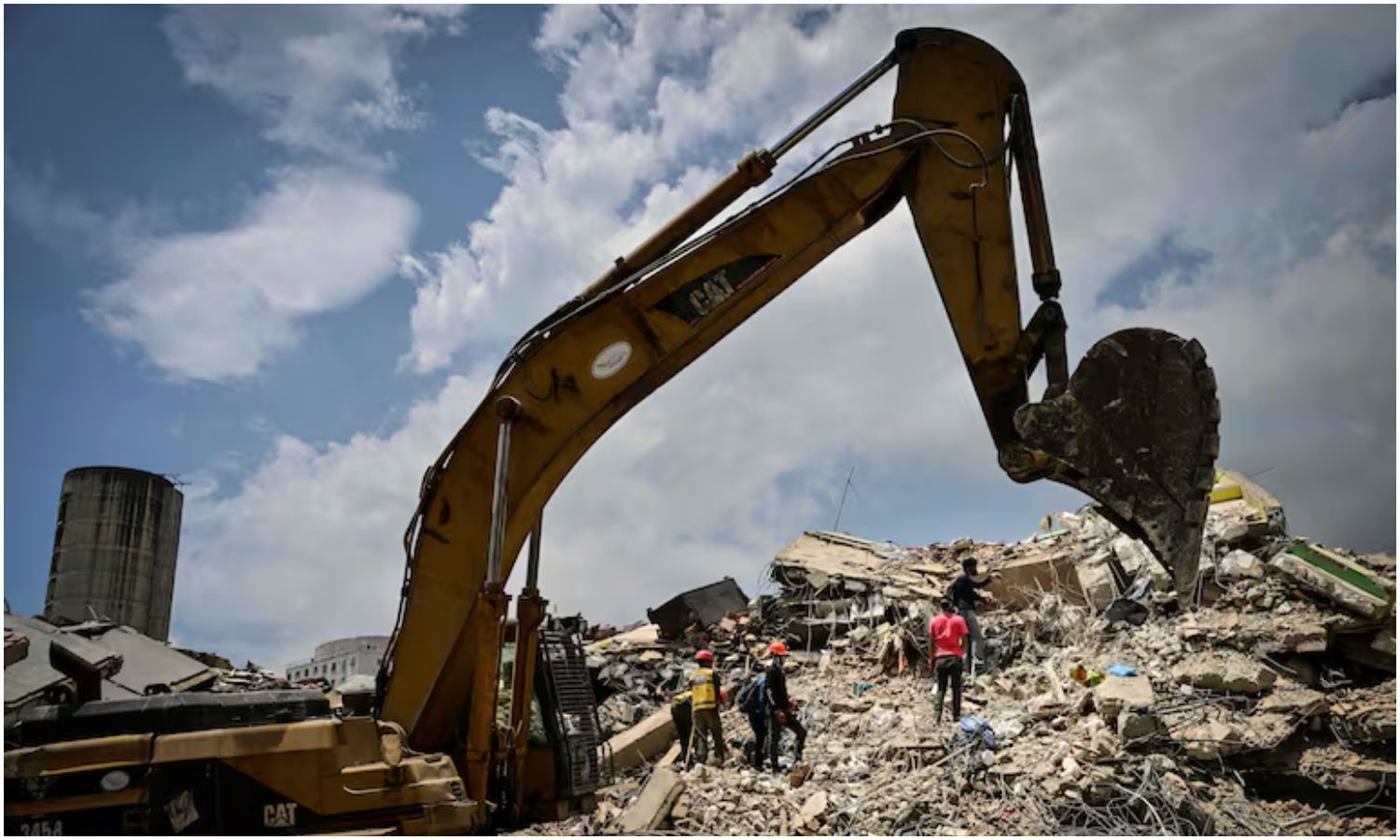 Denuncian que uso de excavadoras daña restos humanos entre los escombros de La Guaira