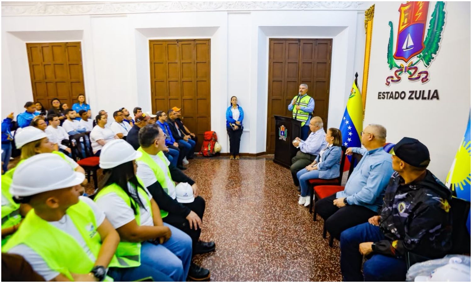 Gobernación del Zulia envía a La Guaira brigada de 90 profesionales para evaluar daños tras sismo del 24 de junio