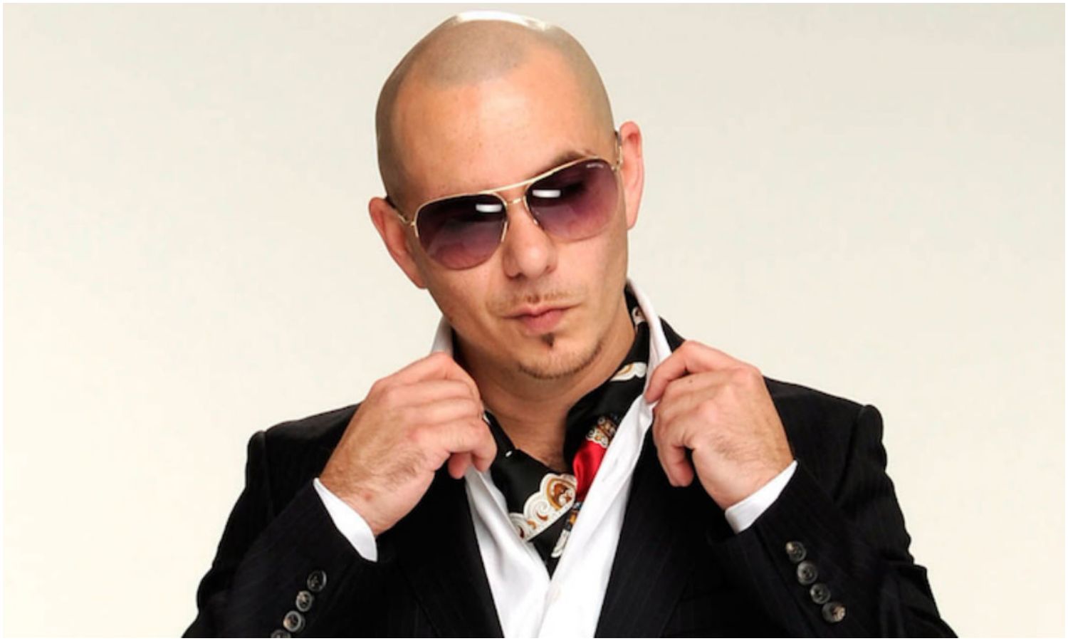Pitbull rompe un récord Guinness al reunir a más de 22 mil fanáticos con calvas postizas en un concierto en Londres