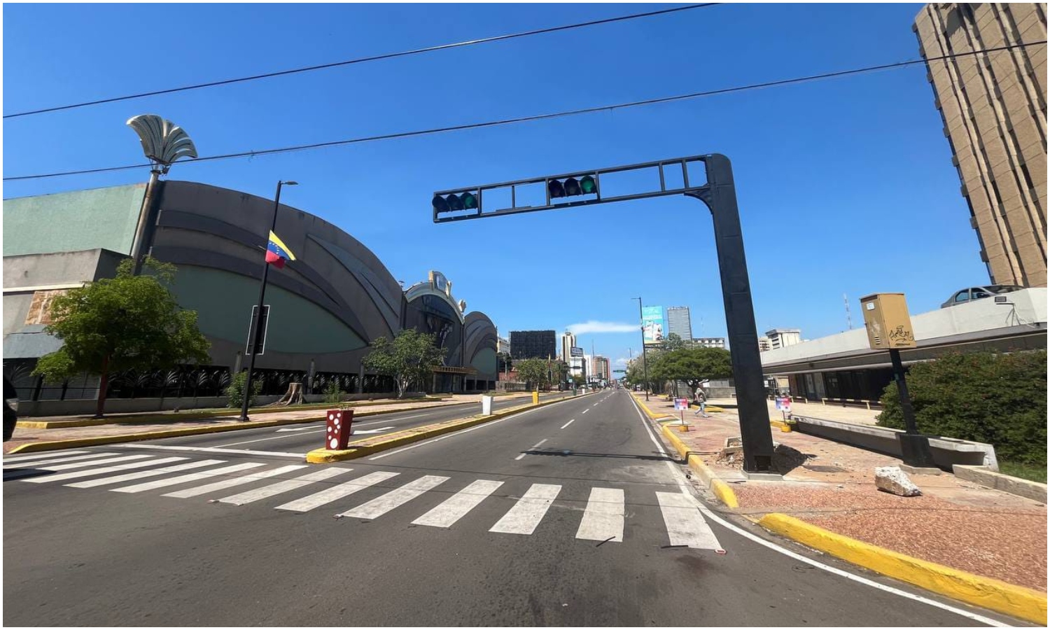 IMTCUMA restableció semáforo en 5 de Julio tras accidente de tránsito que lo derribó