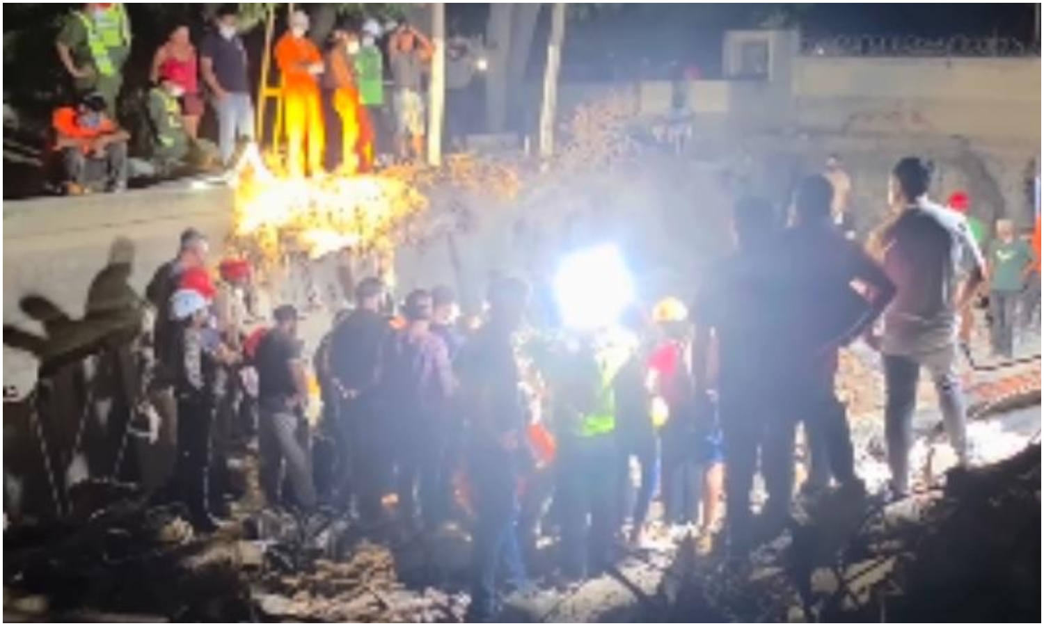 Hallan los cuerpos de siete integrantes de una familia desaparecida tras los terremotos en La Guaira: estaban dentro de un carro