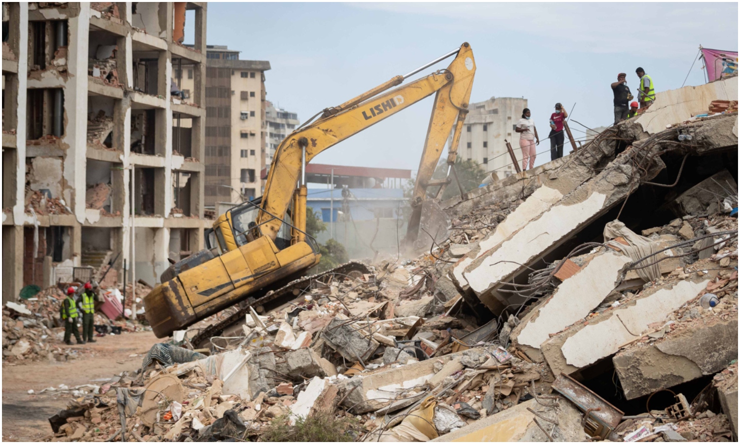 Un año podría tomar la recolección y trituración de escombros tras los terremotos en La Guaira