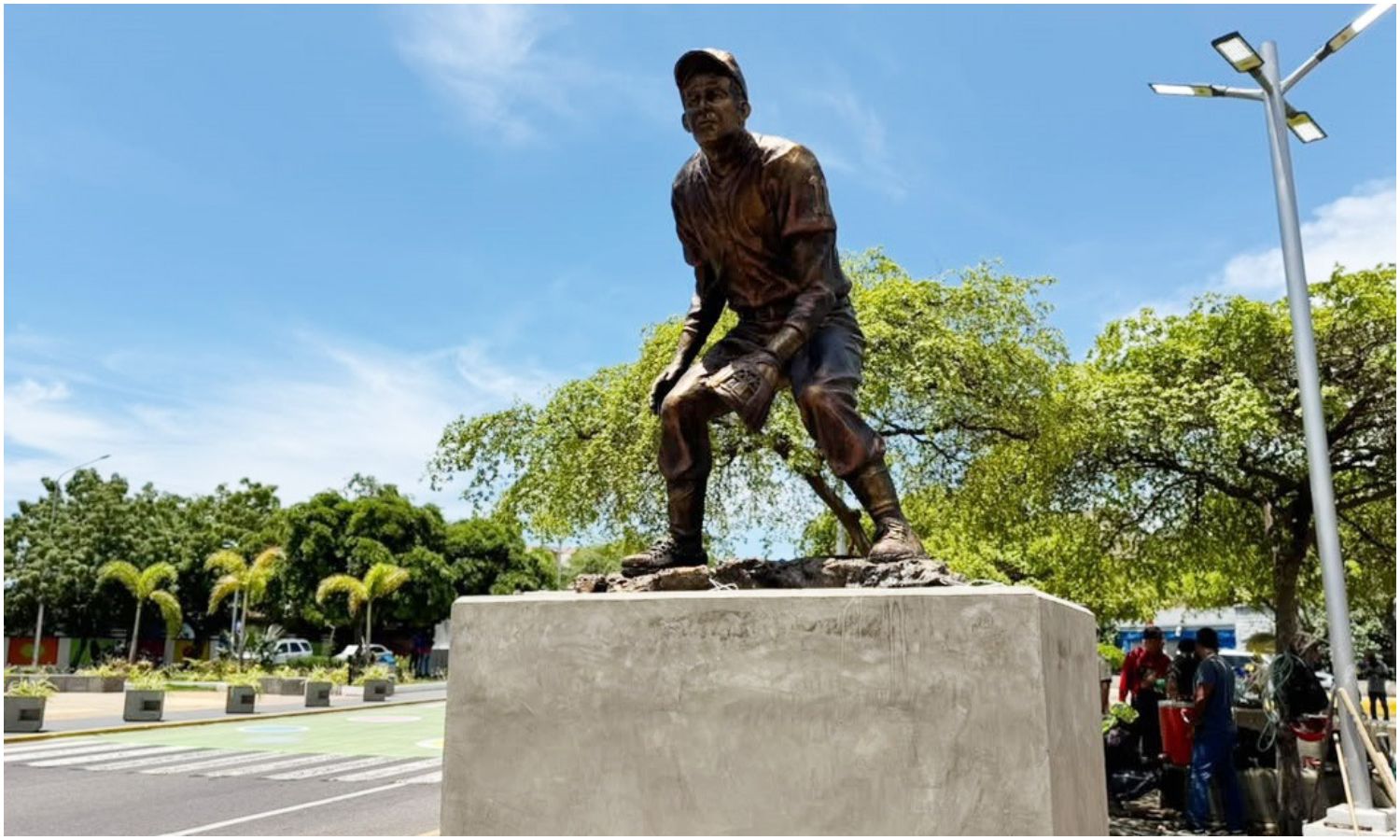 Maracaibo recibe la estatua de Luis Aparicio Montiel en homenaje a su legado deportivo