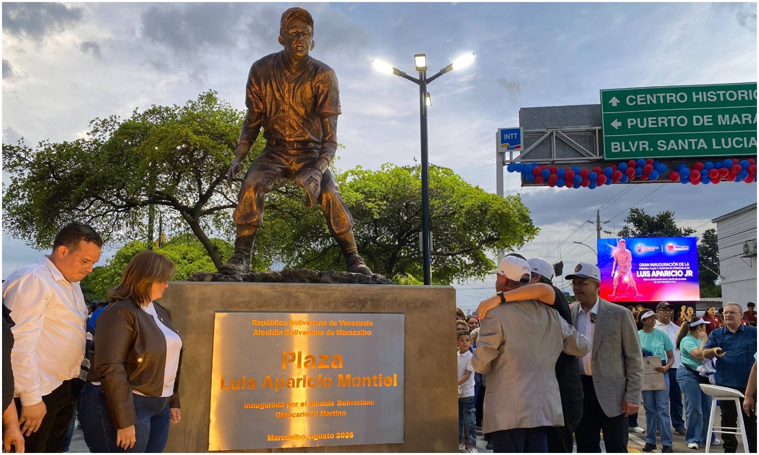 Alcaldía de Maracaibo inaugura plaza y devela estatua en honor a Luis Aparicio Montiel