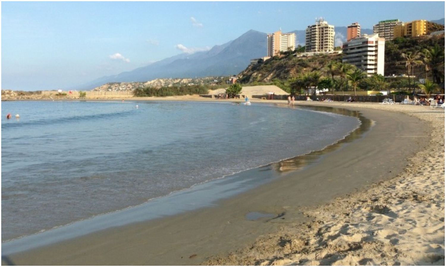 La Guaira mantiene restringido el acceso a sus playas a más de un mes del terremoto