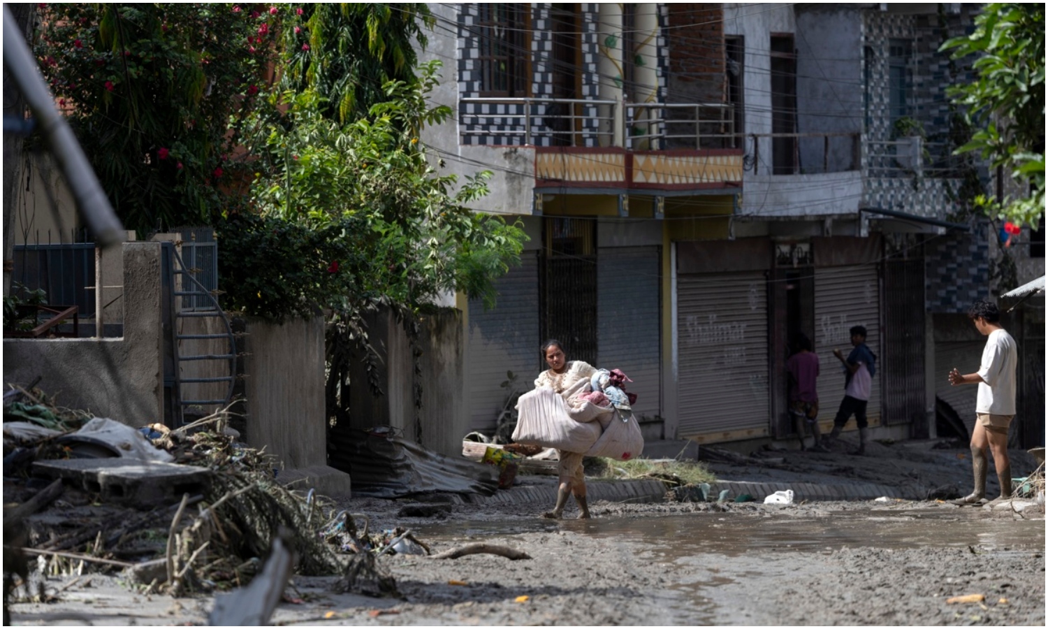 Nepal eleva a 392 los muertos por las inundaciones y reporta cerca de 1.400 desaparecidos