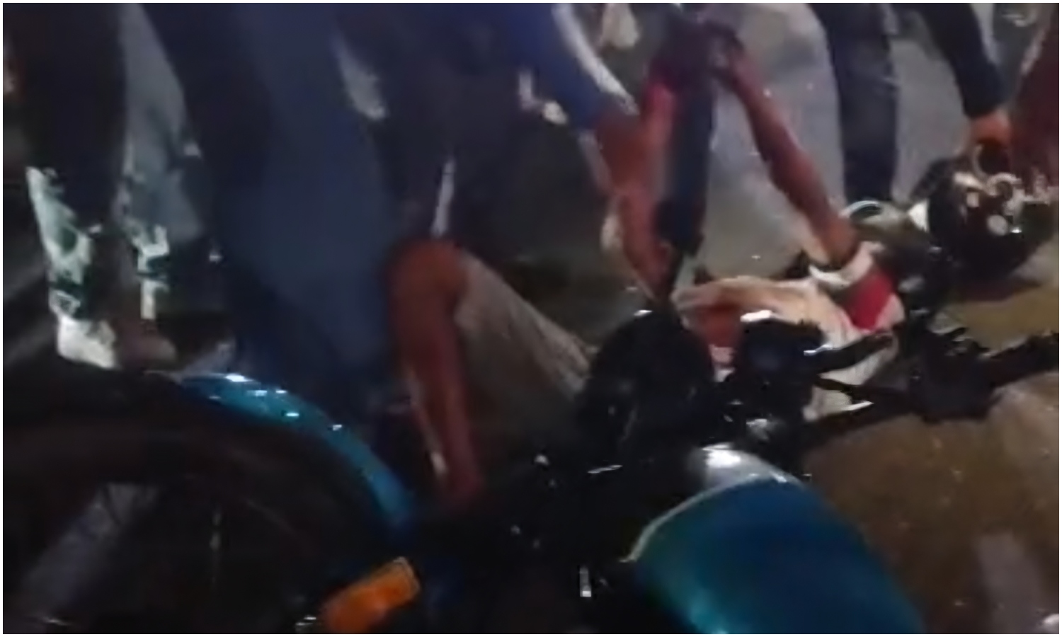 Choque entre un carro y una moto deja al motorizado malherido en San Francisco