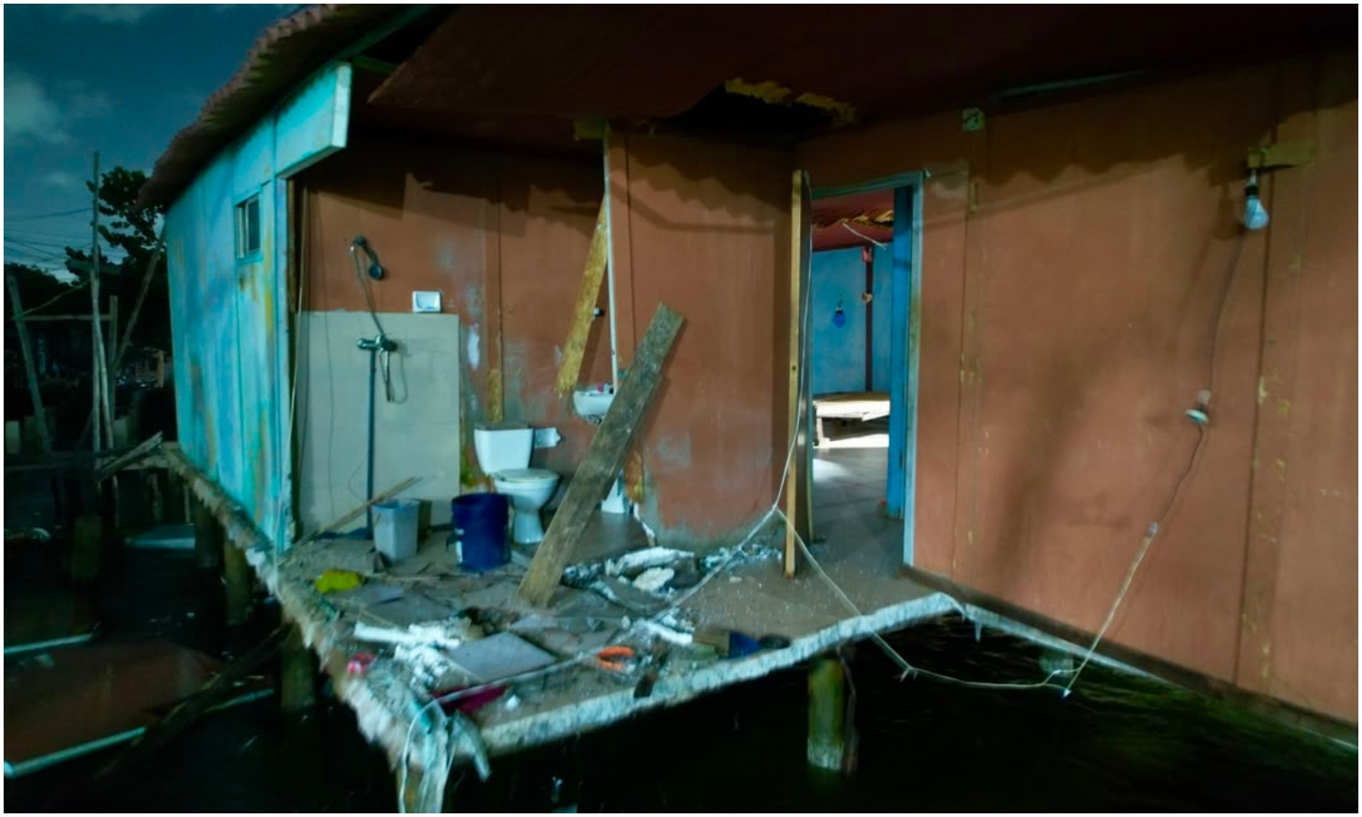 Colapso de vivienda en Santa Rosa de Agua deja tres adultos mayores heridos