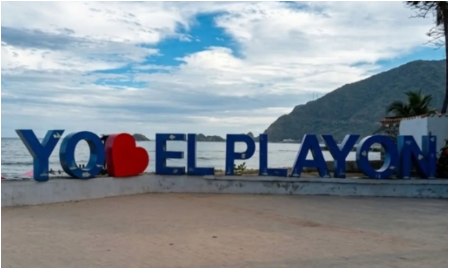 Hombre de 53 años murió tras sufrir una caída mientras realizaba acrobacias en una playa de Ocumare