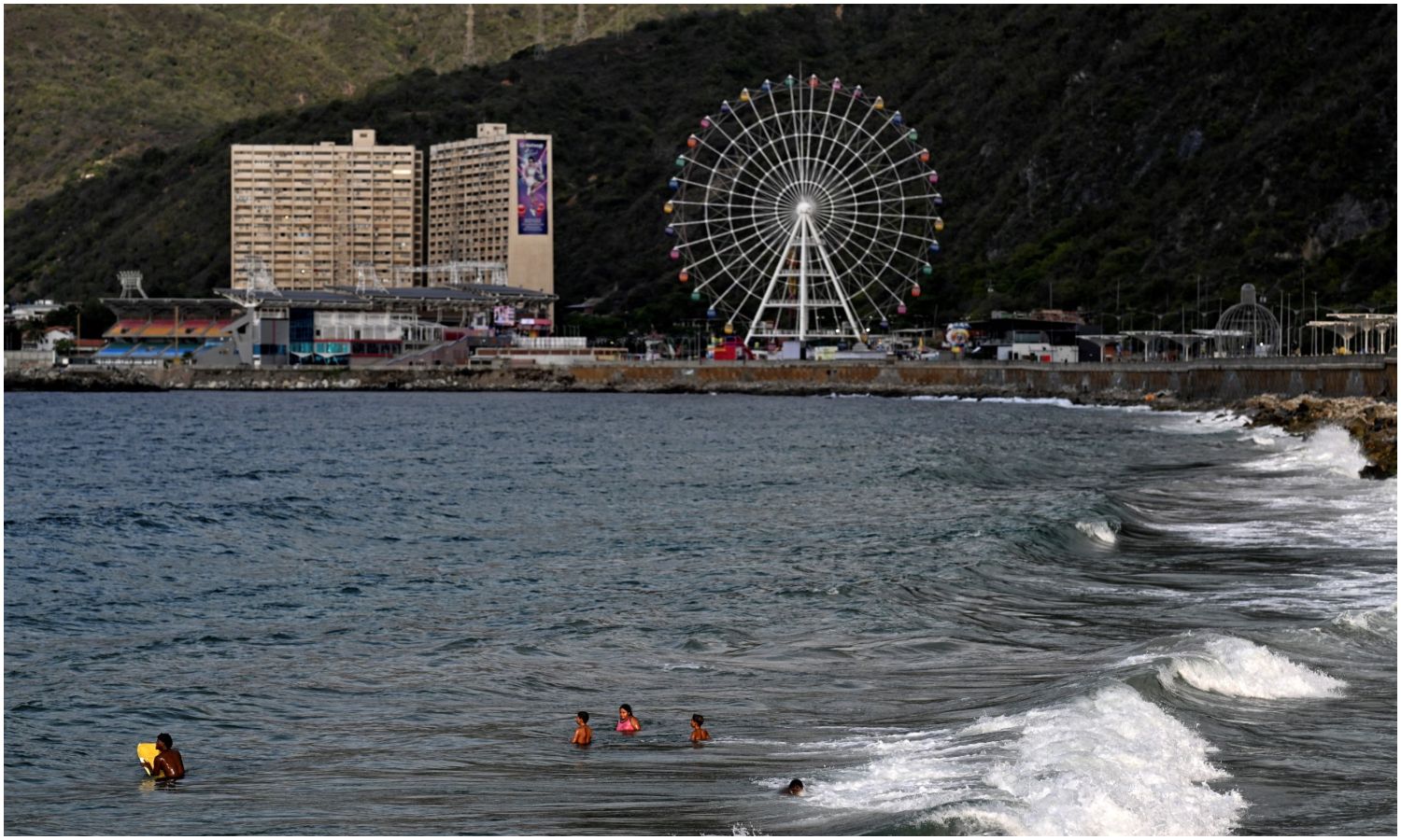 Balnearios de La Guaira reabrirán el 31 de octubre tras cuatro meses de cierre por terremotos