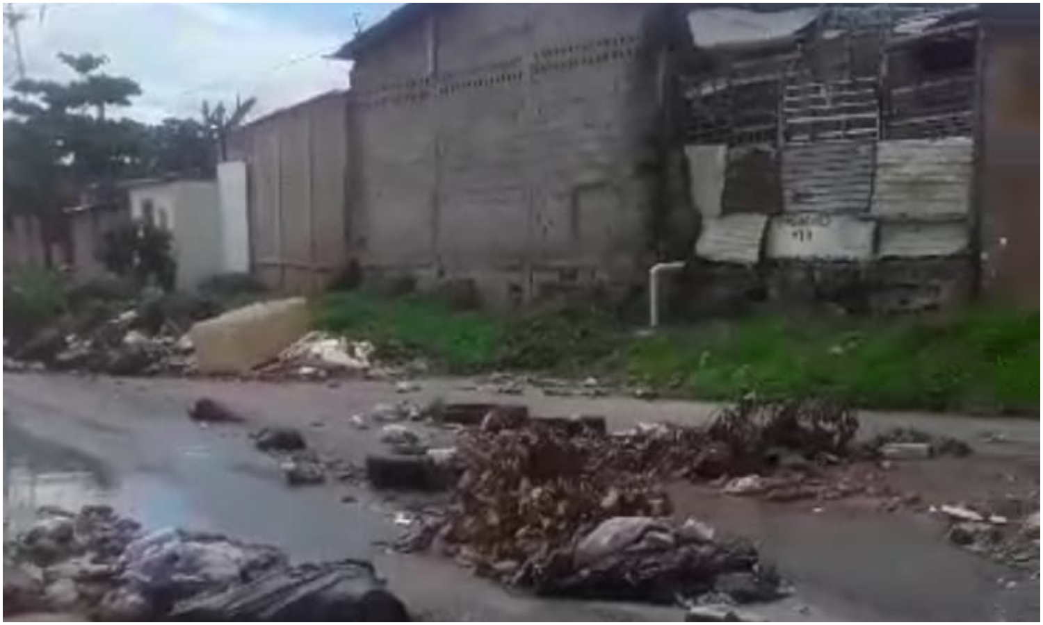 Vecinos de la urbanización San Rafael en Maracaibo denuncian vertedero de basura y ausencia del aseo urbano: “hace dos meses que no pasa el camión”
