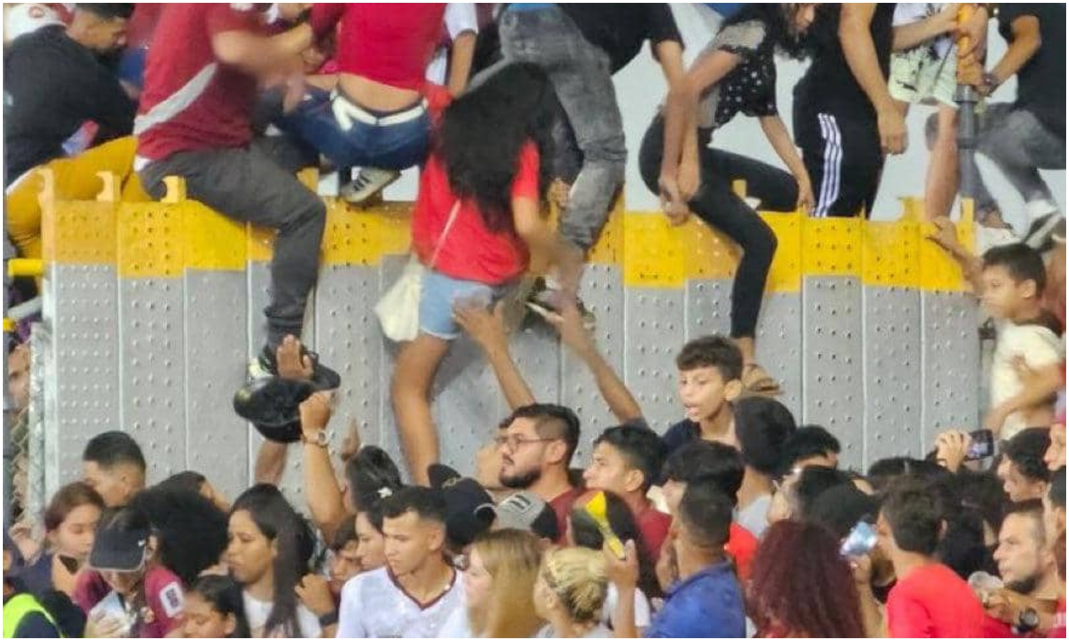 ¡Caos y desorden! Aficionados de La Vinotinto denuncian “mala organización” en la entrada del estadio de Maturín para el juego de Venezuela vs Ecuador (+Video)