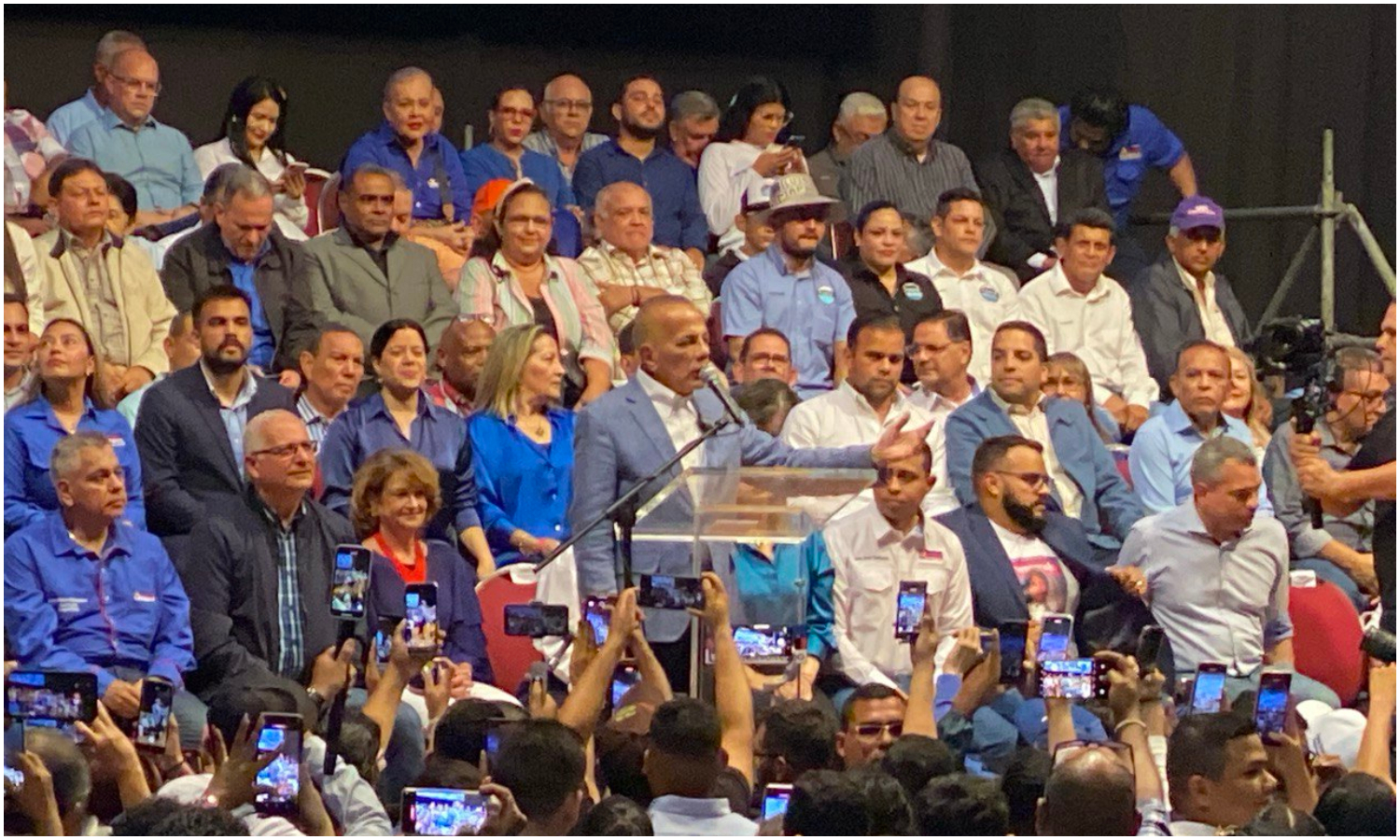 Manuel Rosales durante acto en Maracaibo: “Busquen al candidato que pase las trabas del Gobierno y yo le doy mi candidatura”