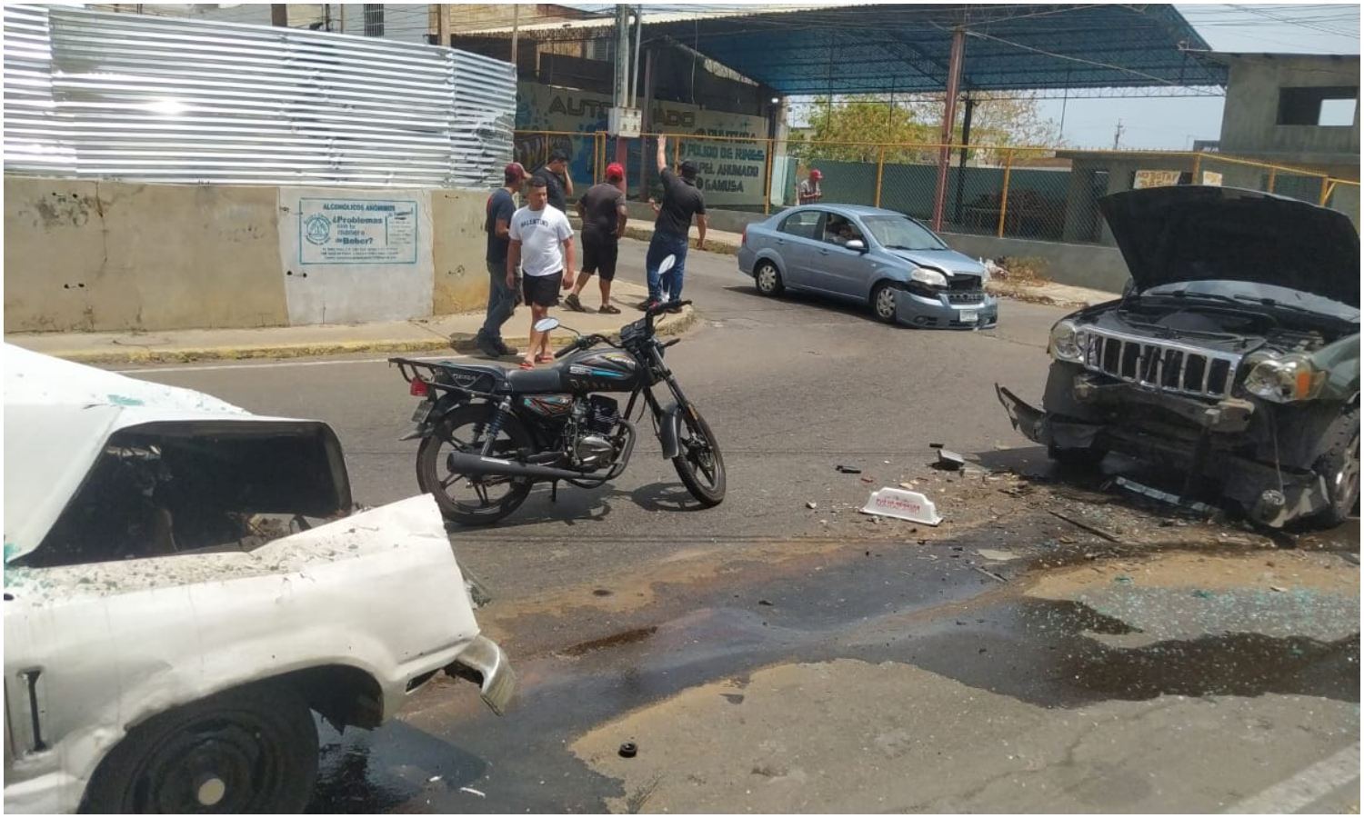 Triple choque entre dos carros y una camioneta deja tres heridos en la avenida Delicias de Maracaibo
