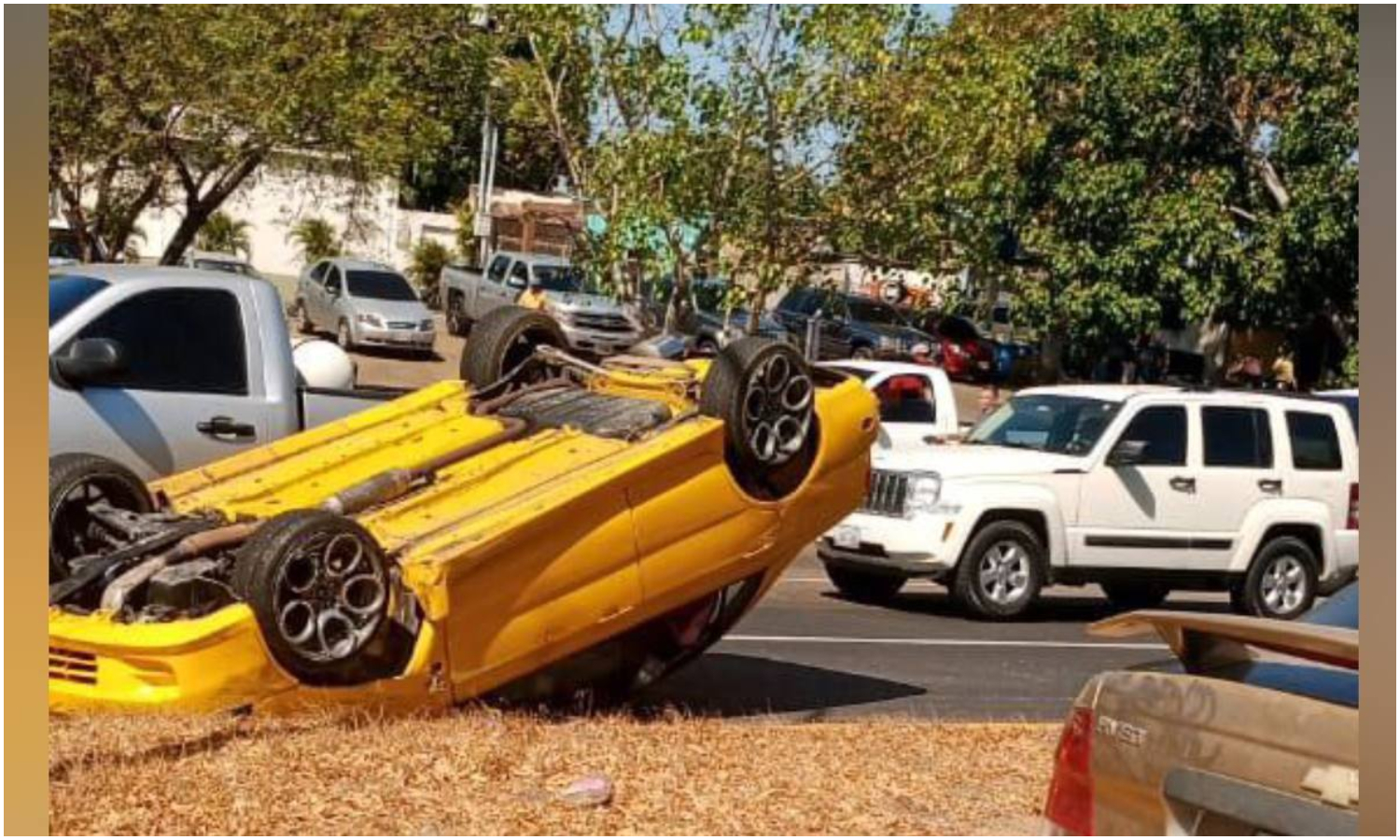 Reportan doble volcamiento en la Circunvalación 1 de Maracaibo: una Terios y un carro involucrados en el accidente