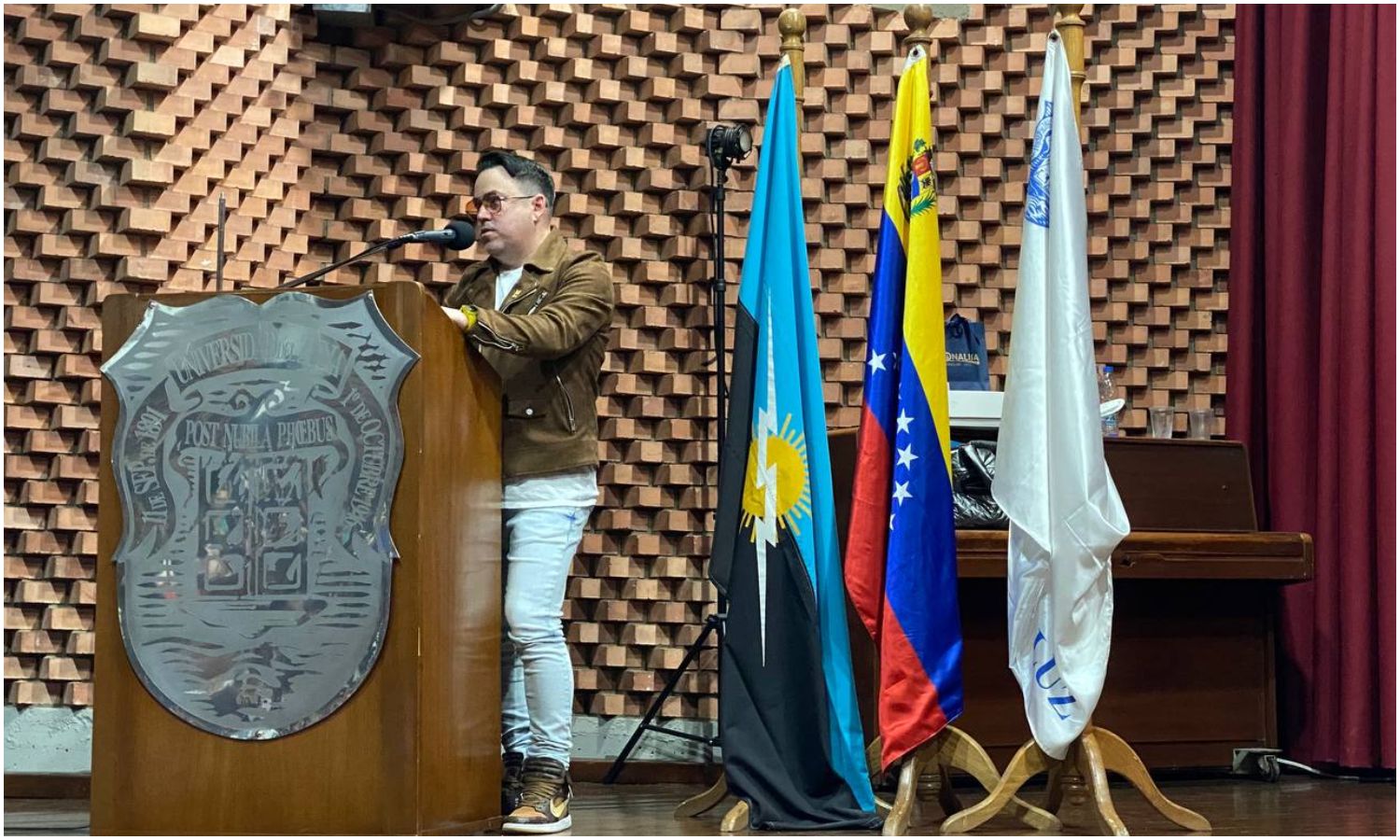 Nando de la Gente es condecorado por la Universidad del Zulia por sus 20 años de egresado y trayectoría profesional