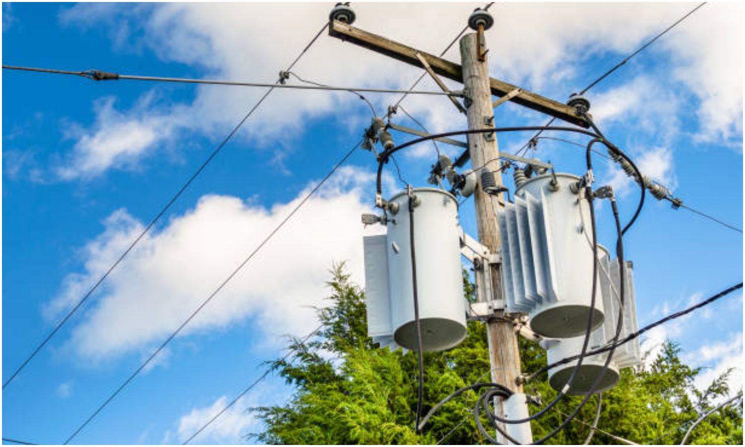 Vecinos del sector Cuatricentenario en Maracaibo llevan casi una semana sin electricidad por explosión de un transformador: “Ya no podemos más”