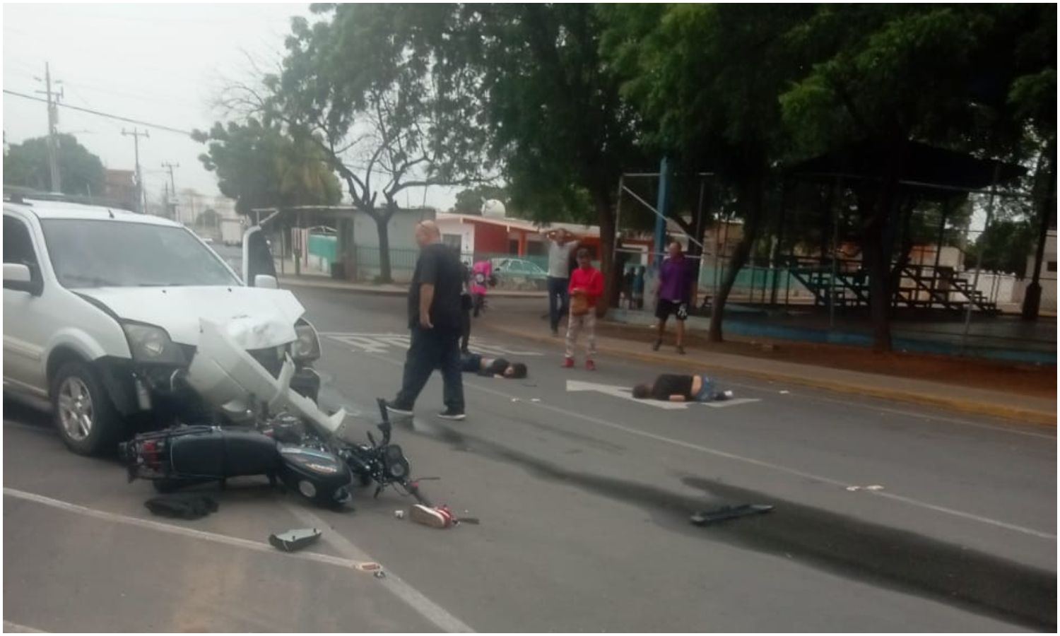 Choque entre una camioneta y motocicleta deja dos heridos frente a la UNICA