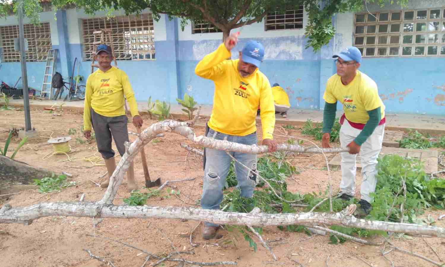 Gobernación del Zulia ejecuta operativo especial de limpieza en la Unidad Educativa Aida Barreto Spinetty