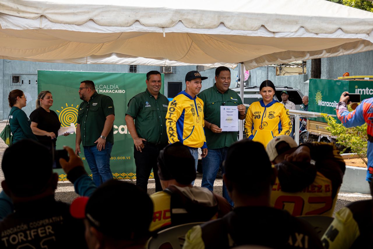 Alcaldía de Maracaibo formaliza unas 30 líneas de mototaxistas y sus operadores reciben beneficios sociales