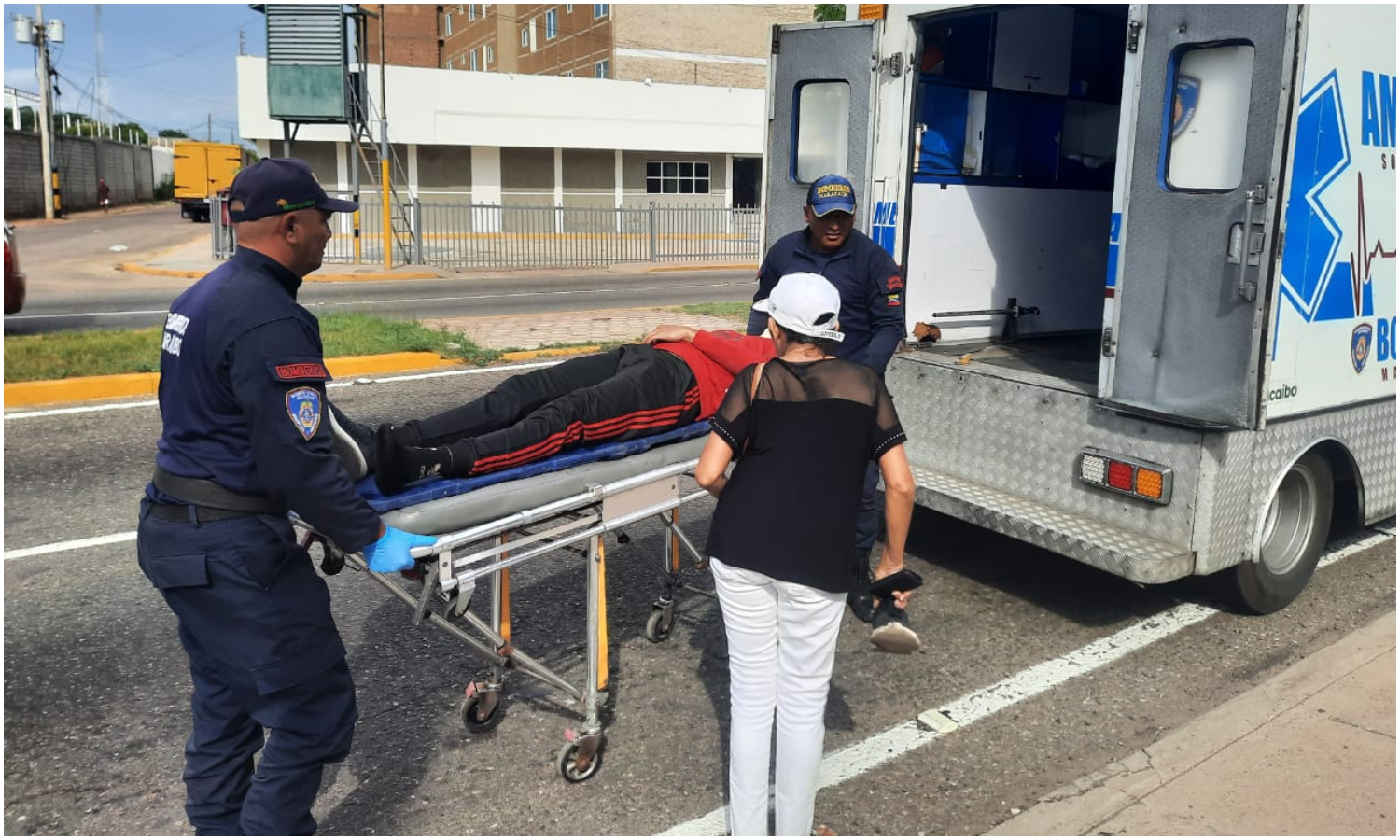 Motorizado resulta herido tras perder el control por una camioneta en la avenida Bella Vista de Maracaibo