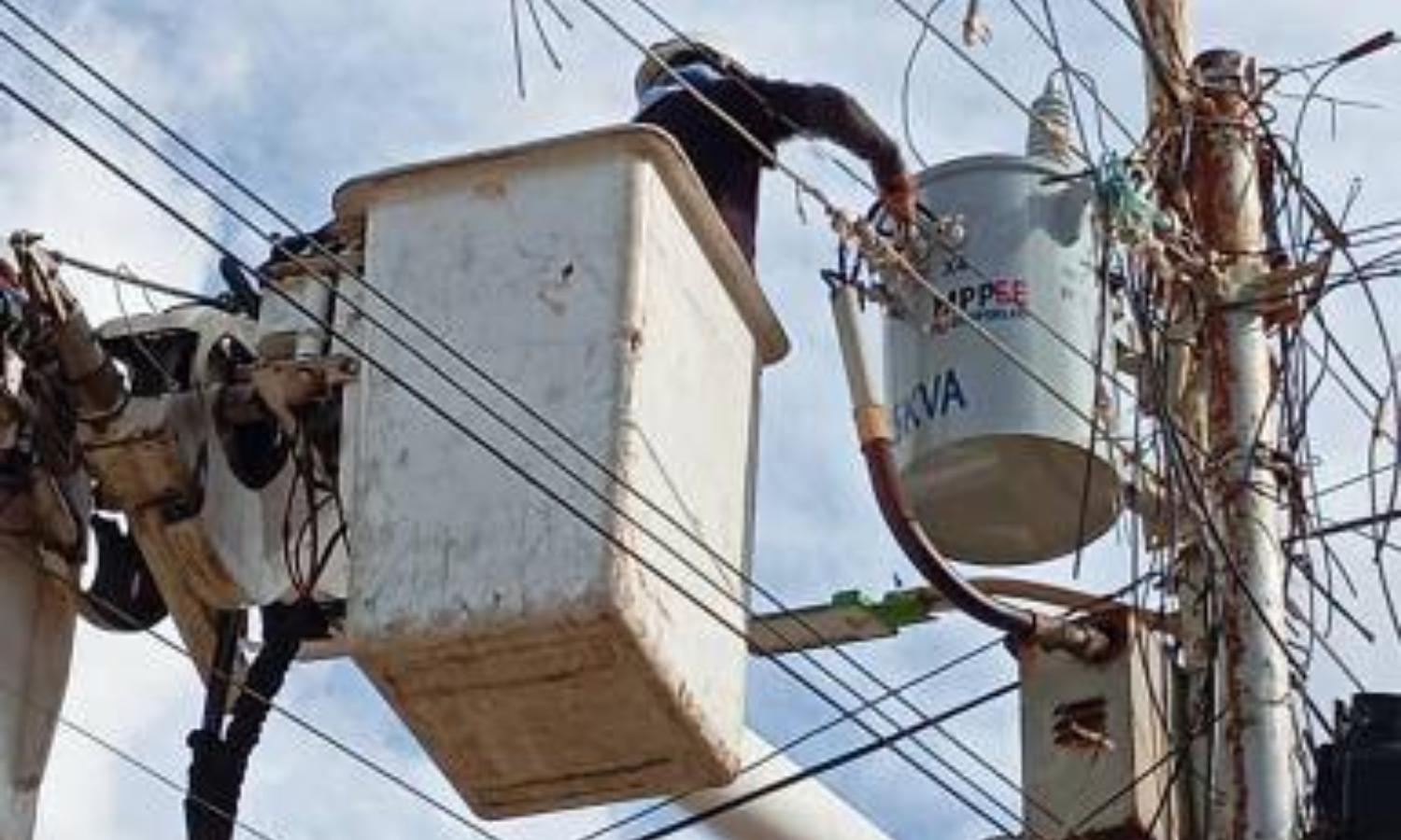 Sustituyen transformador dañado en el barrio Los Reyes Magos de Maracaibo: familias tenían 27 días sin electricidad