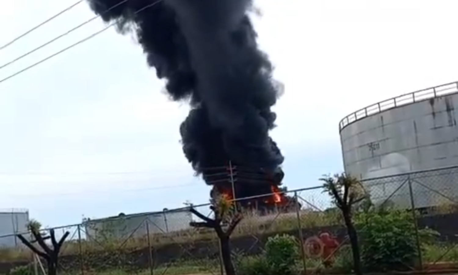 Continúa “encendido” el tanque de Pdvsa Las Salinas en Cabimas: bomberos permanecen esperando la espuma extintora