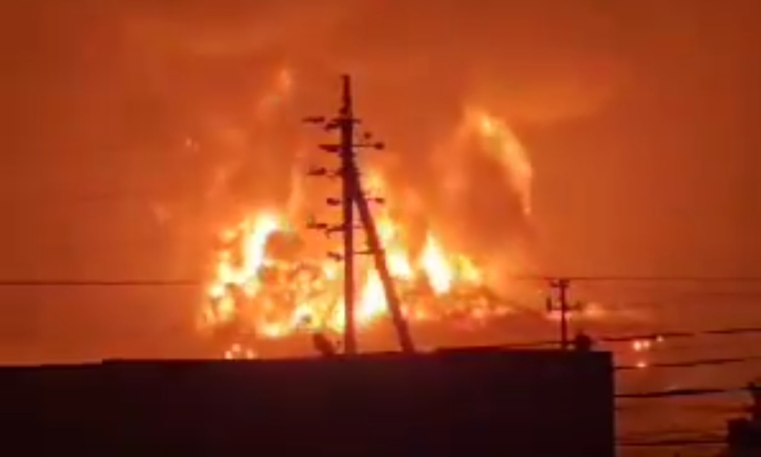 Reportan incendio de un tanque en el patio de Pdvsa Las Salinas en Cabimas: bomberos se mantienen en el sitio