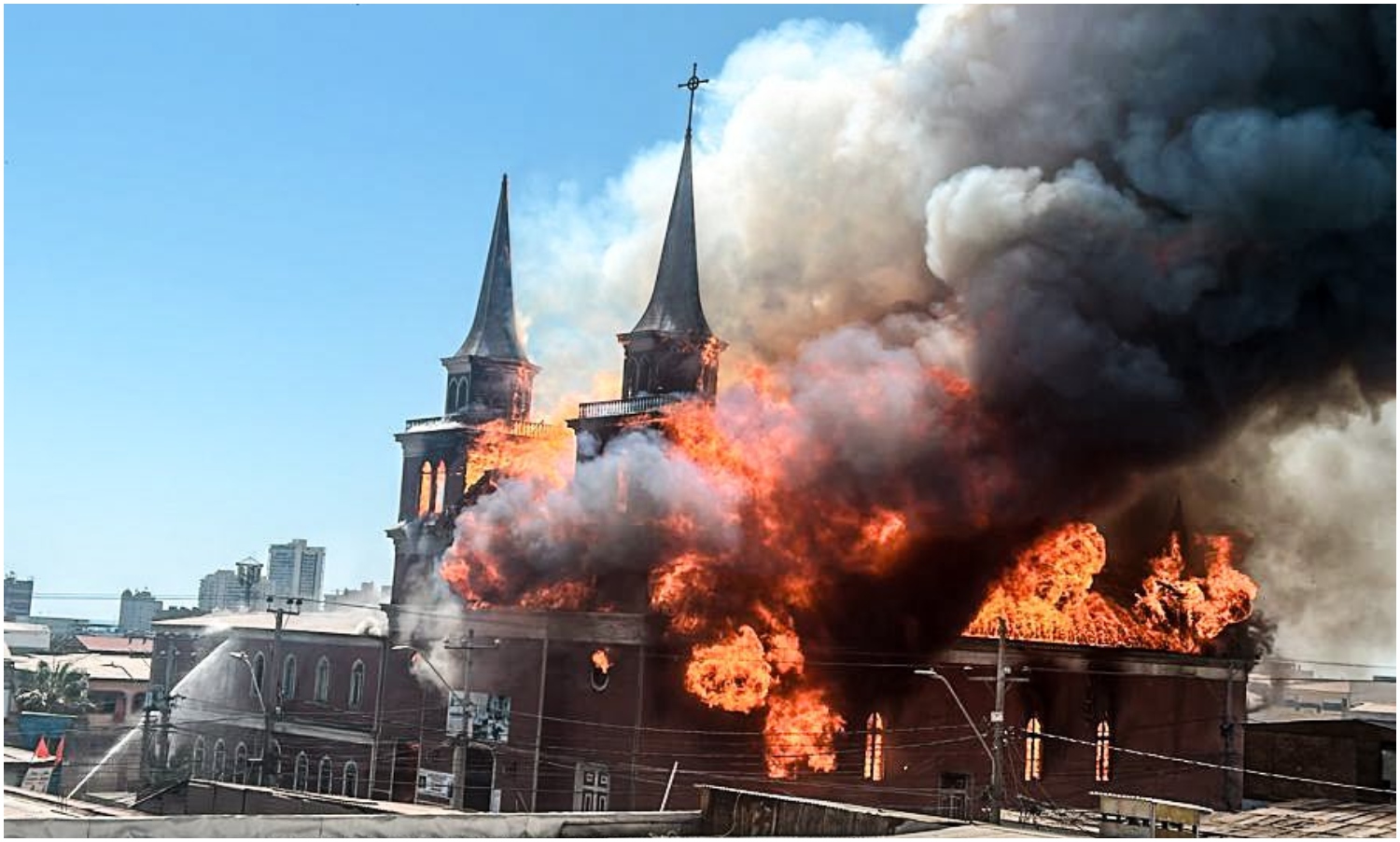 Devastador incendio consume la histórica iglesia San Francisco de Iquique en Chile