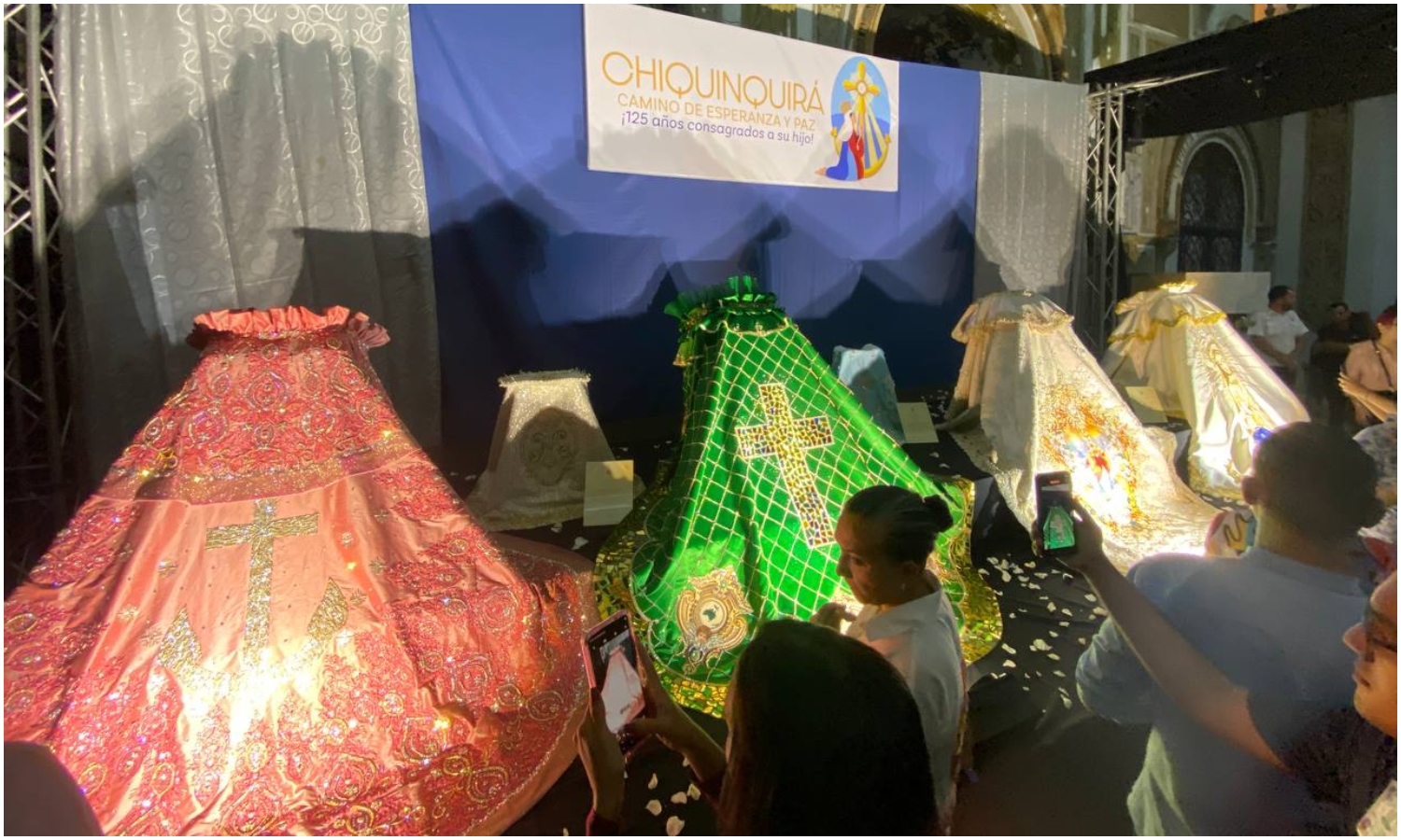 Bendicen los mantos de La Chinita: así lucirá la Virgen en sus fiestas patronales 2024
