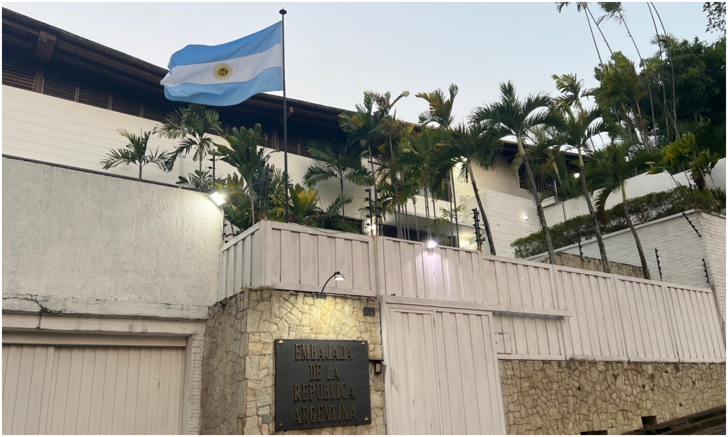 Colombia se ofrece a asumir la Embajada de Argentina en Venezuela y proteger a los opositores refugiados