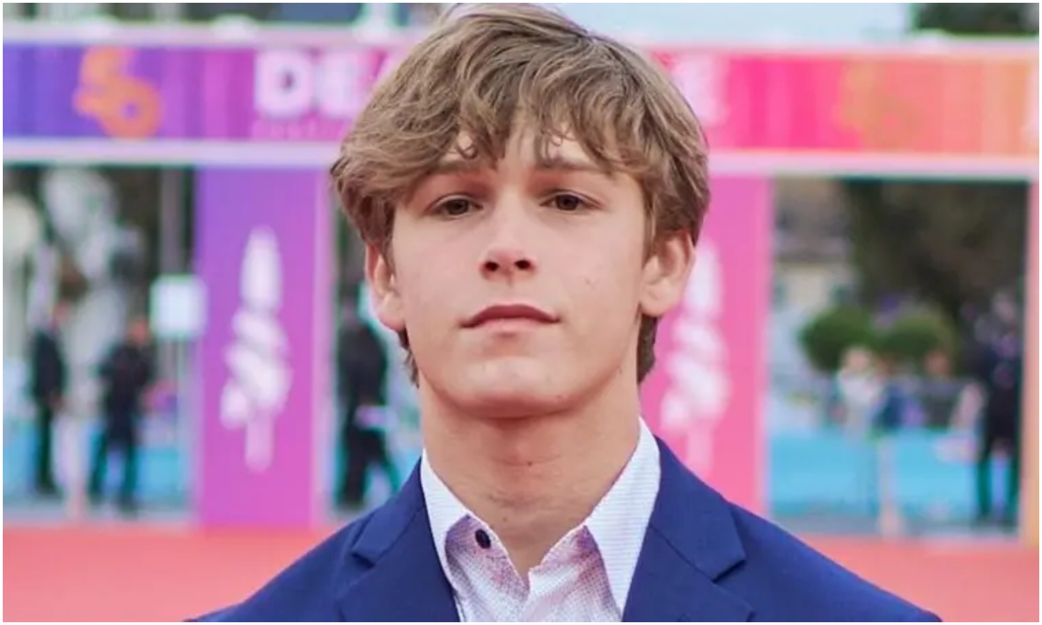 Fallece Hudson Meek, actor de “Baby Driver”, tras caer de un vehículo en movimiento