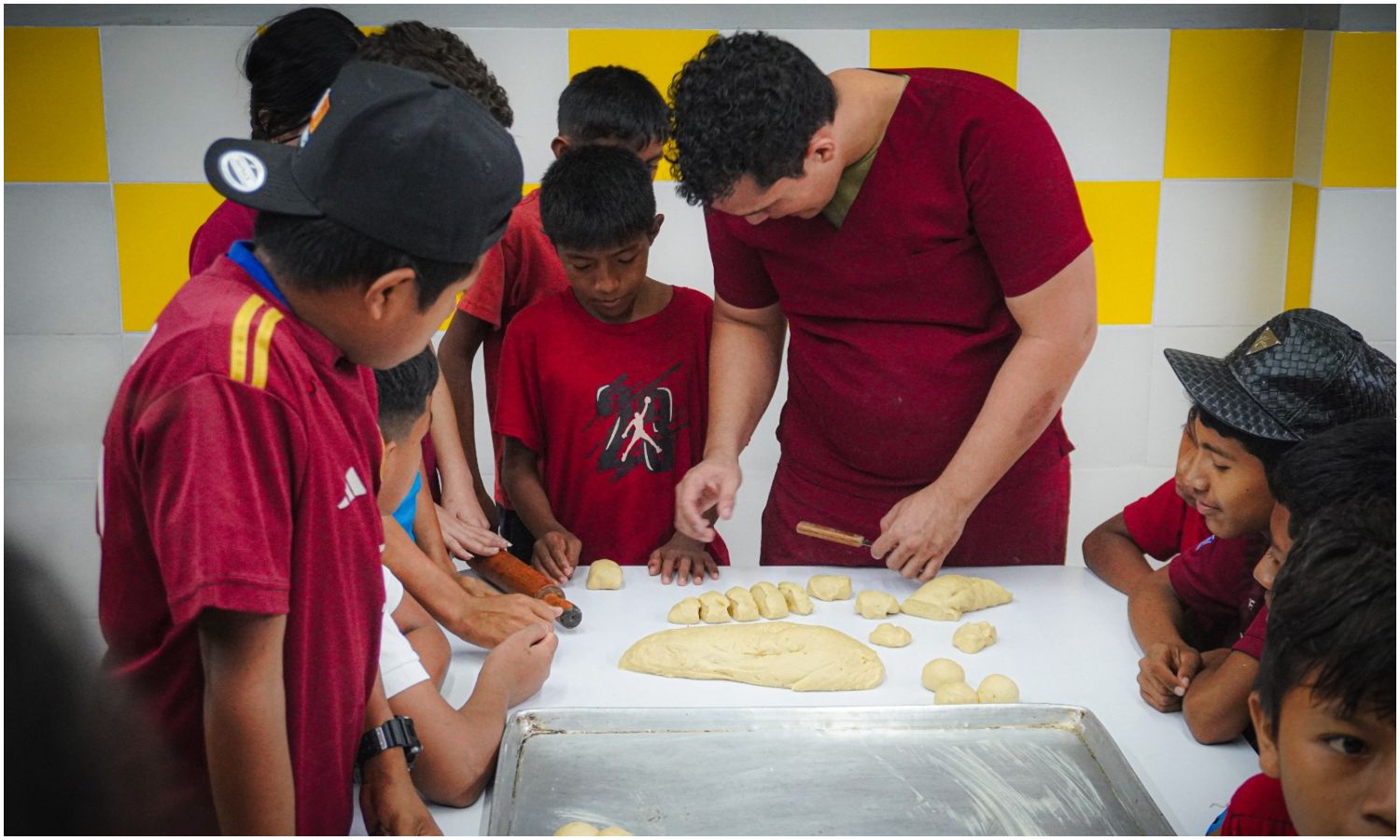 Más de 20 niños y adolescentes formaron parte del curso de panadería impartido por Fundanis y LUZ