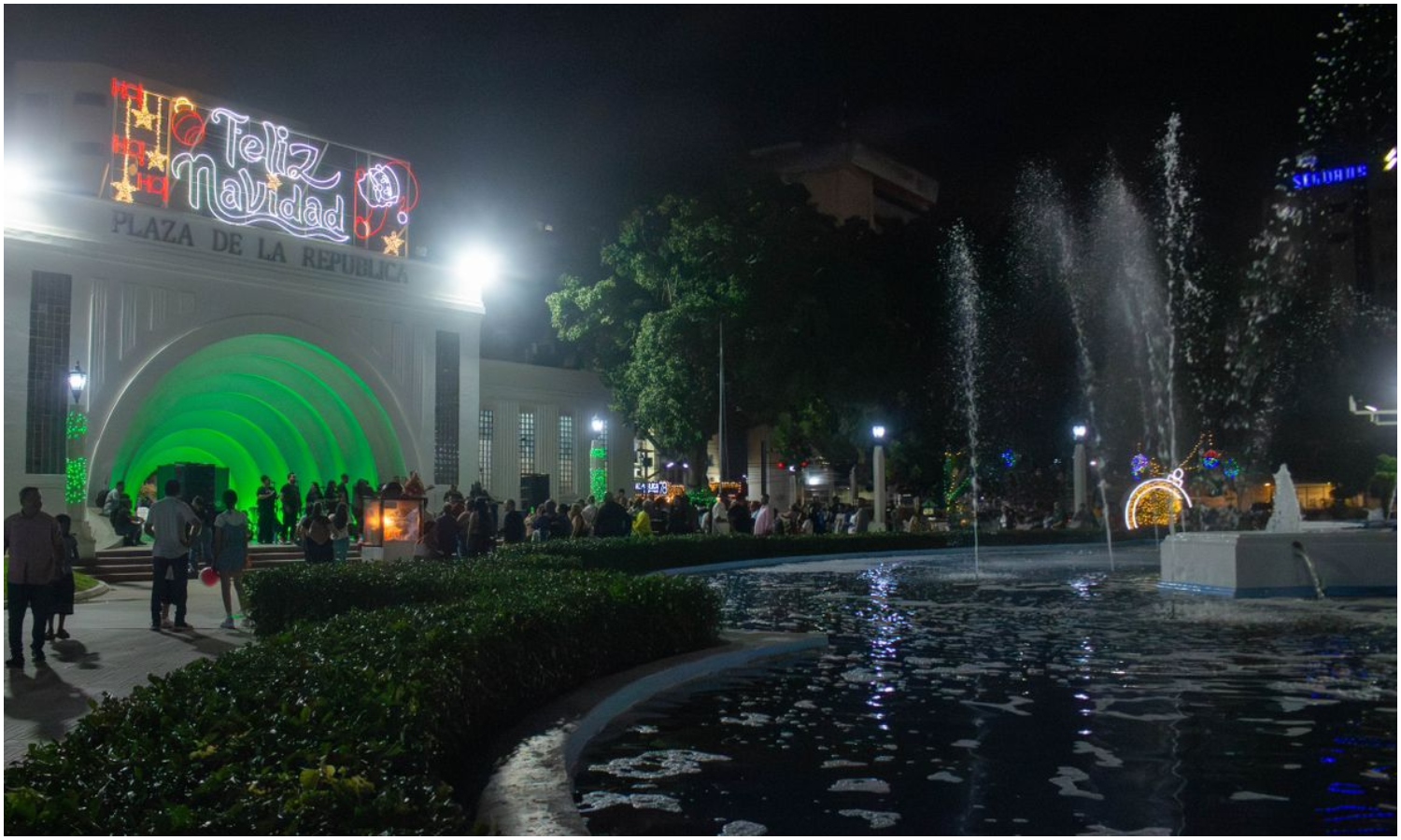 Encienden la Navidad en la Plaza de la República con adornos, luces y la reactivación de su fuente