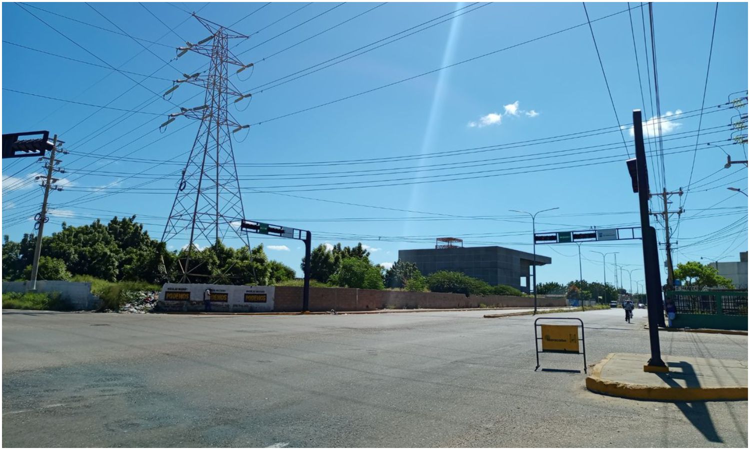 Imtcuma trabaja para reparar semáforos averiados por robo de cableado en la avenida Guajira de Maracaibo