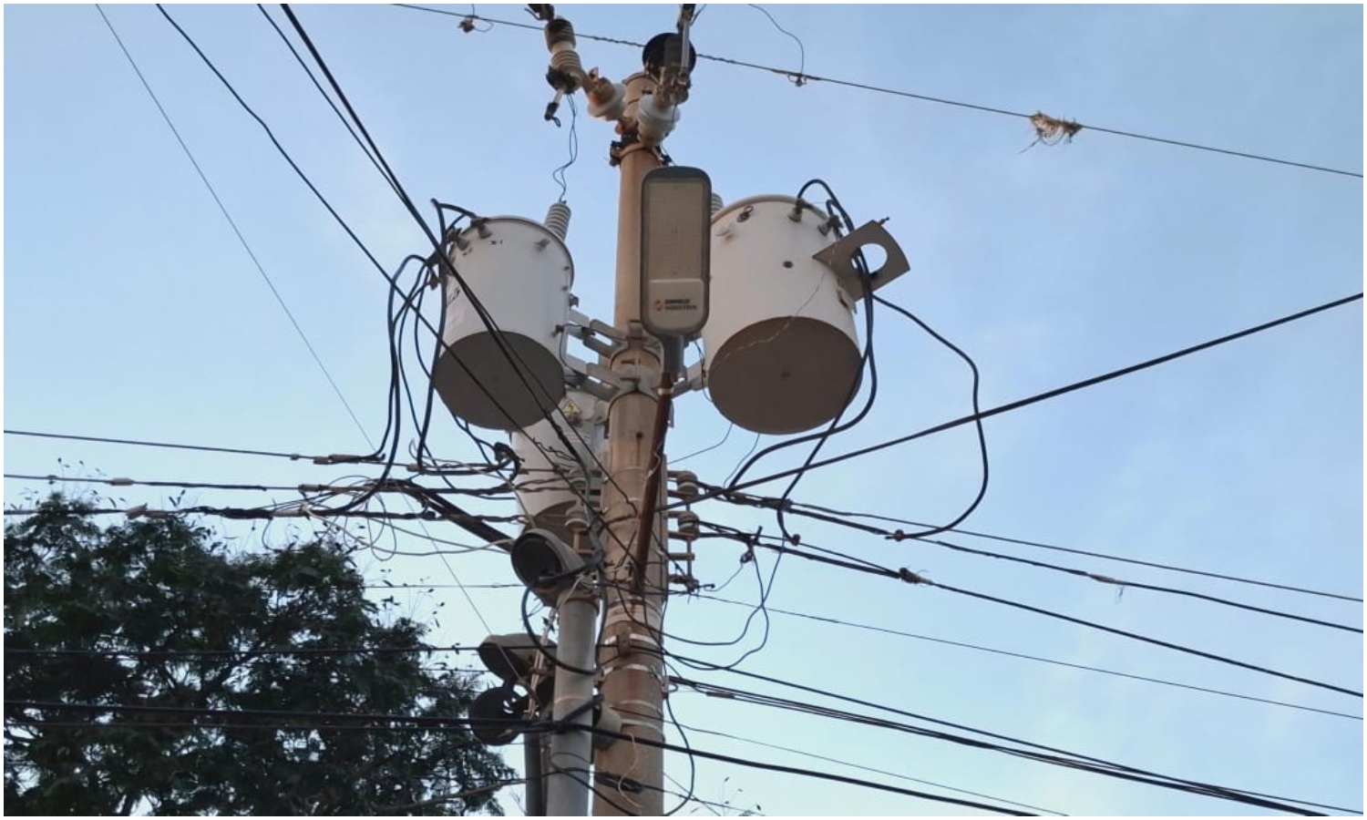 Transformador recién instalado solo duró semanas: vecinos suman cuatro meses sin electricidad en el barrio Dalia de Fernández en San Francisco