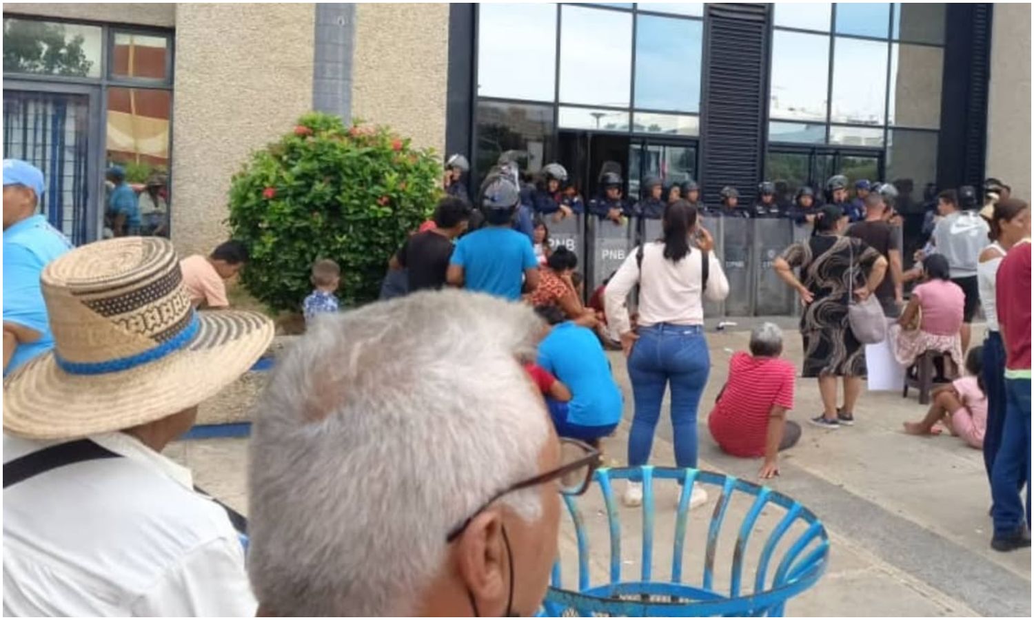 Yukpas protestan en el Palacio de Justicia de Maracaibo por detención de personas de su comunidad indígena