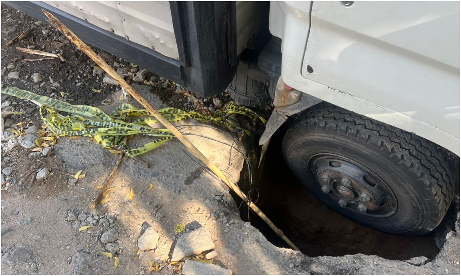 Camión cae dentro de un socavón en La Coromoto: es el segundo vehículo que cayó en el día