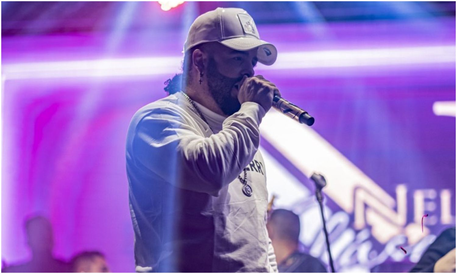 Nelson Velásquez promociona irónicamente su concierto en Medellín tras confirmarse su sentencia en prisión: “Condenado a llenar La Macarena”