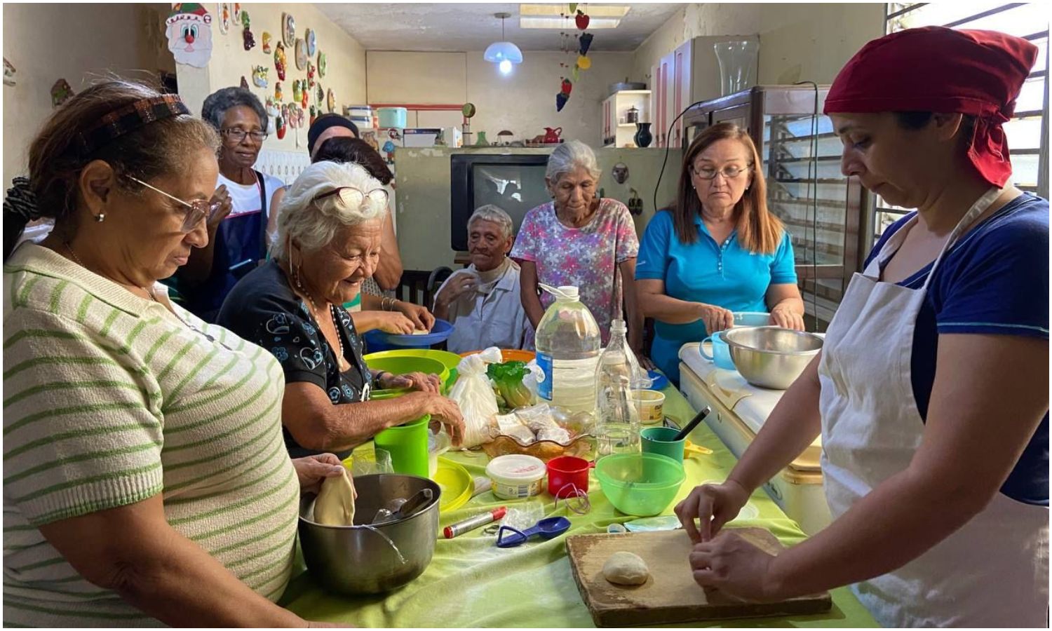 Clubes de Abuelos de la Alcaldía de Maracaibo inician el 2025 con taller de Panadería Artesanal