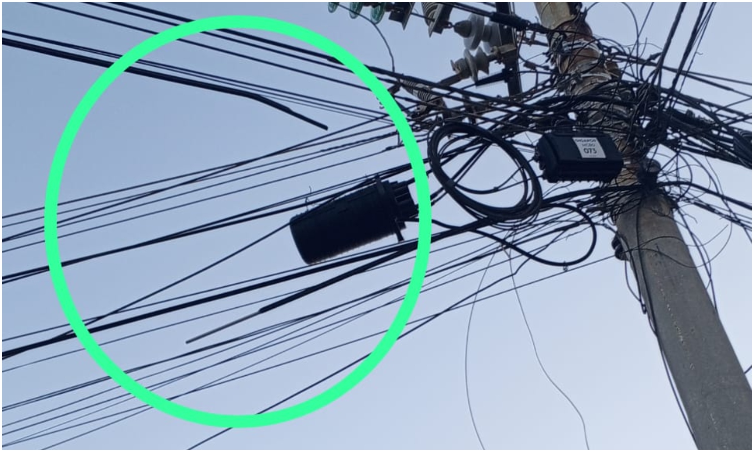 Vecinos del sector 10 de San Jacinto suman 22 horas sin electricidad por desprendimiento de un cable de alta tensión