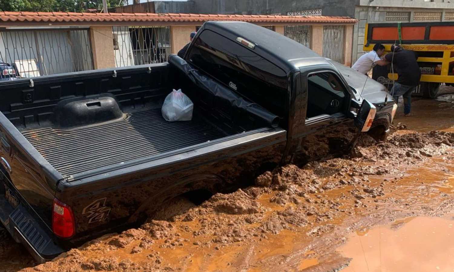 Urbanización La Coromoto sufre doble impacto por socavones “tragacarros” y colapso de servicios tras lluvia