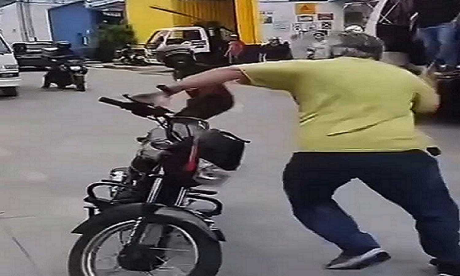 En video taxista enfrentó a ladrones con un palo y frustró robo en barrio Floridablanca en Colombia