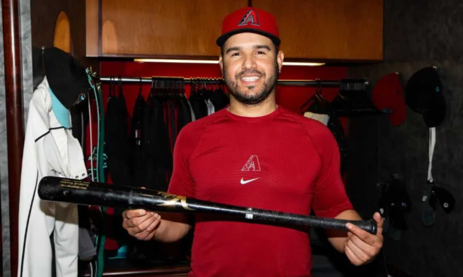 Eugenio Suárez donará el bate que utilizó en su histórica noche de cuatro jonrones