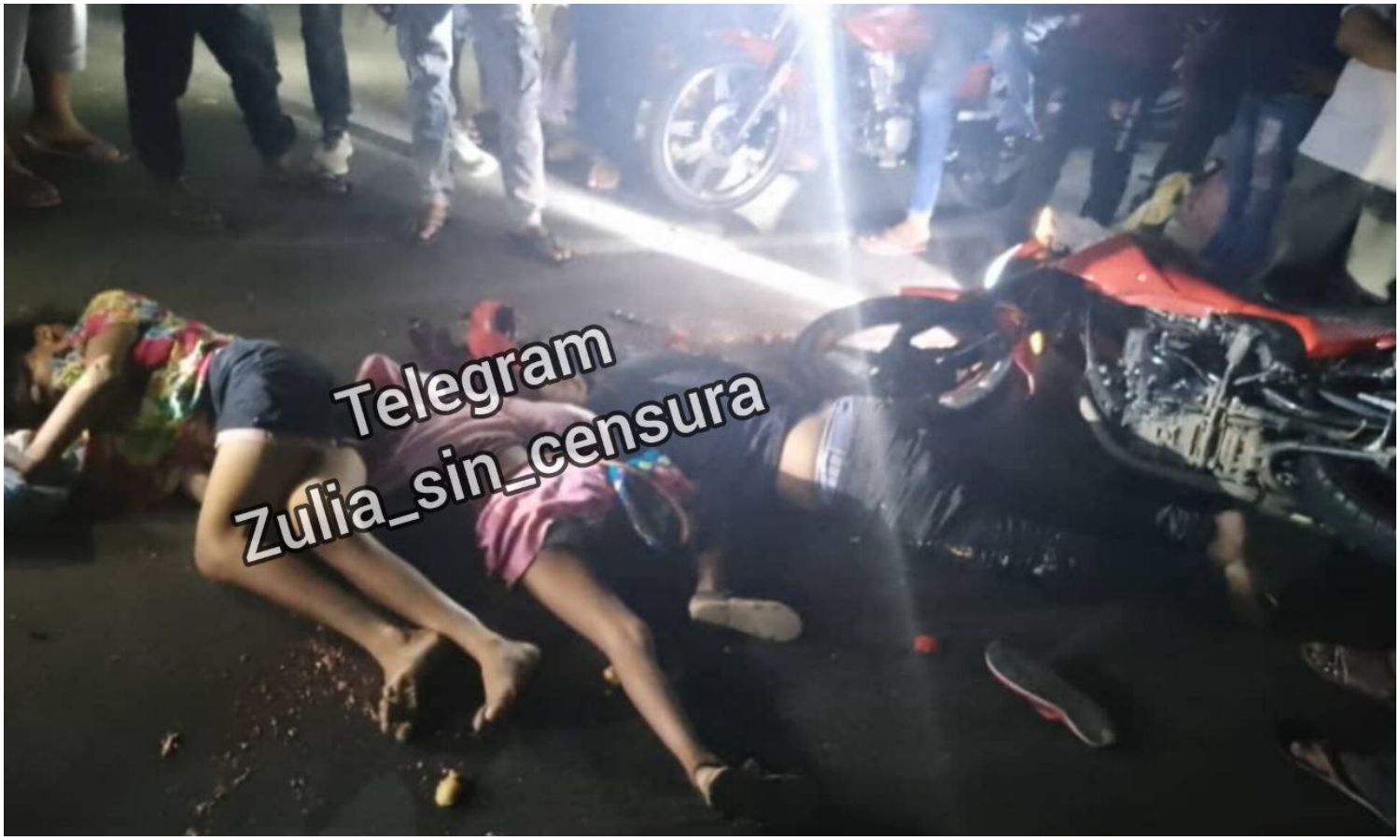 Moto con cuatro personas a bordo chocó contra una gandola en la Troncal del Caribe: bebé de ocho meses sobrevivió